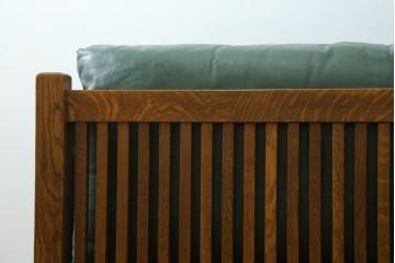 中古　美品!!　高級品　アメリカ　Stickley(スティックレー、スティックレイ)　オーク材　本革(レザー)　直線を基調とした縦格子が美しいデザインの2Pソファ　(R-083117)