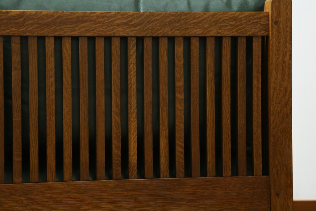 中古　美品!!　高級品　アメリカ　Stickley(スティックレー、スティックレイ)　オーク材　本革(レザー)　直線を基調とした縦格子が美しいデザインの2Pソファ　(R-083117)
