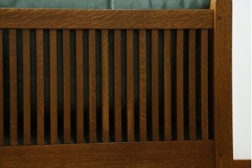 中古　美品!!　高級品　アメリカ　Stickley(スティックレー、スティックレイ)　オーク材　本革(レザー)　直線を基調とした縦格子が美しいデザインの2Pソファ　(R-083117)