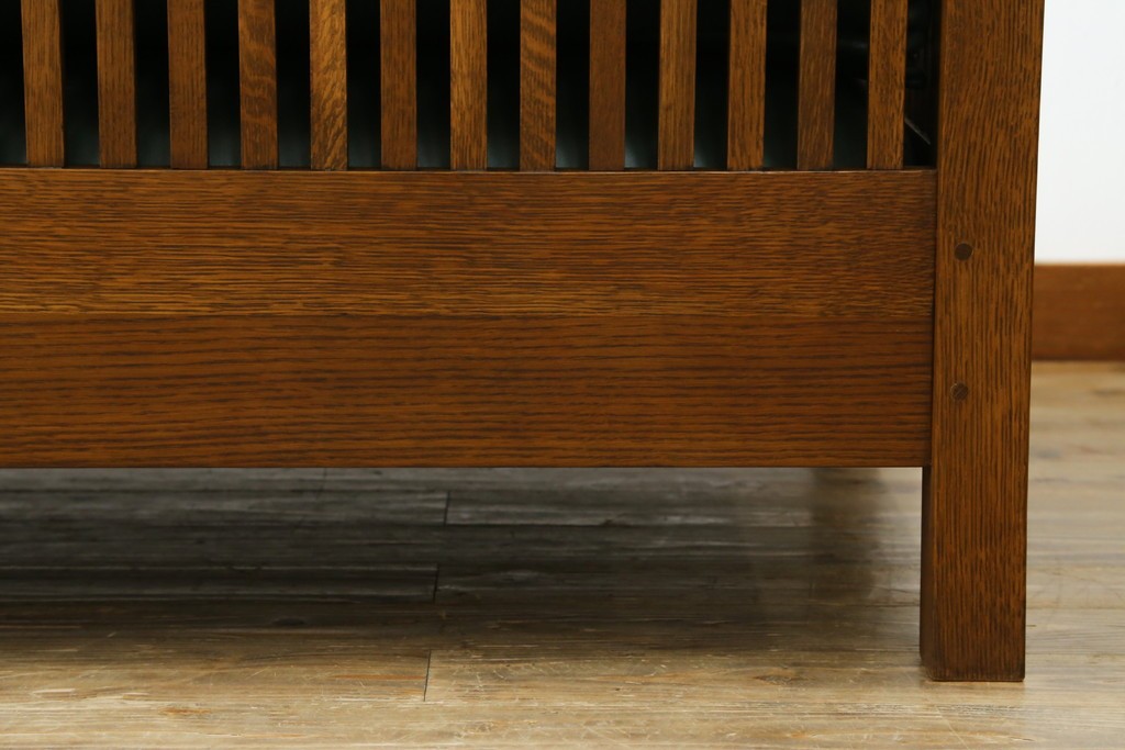 中古　美品!!　高級品　アメリカ　Stickley(スティックレー、スティックレイ)　オーク材　本革(レザー)　直線を基調とした縦格子が美しいデザインの2Pソファ　(R-083117)