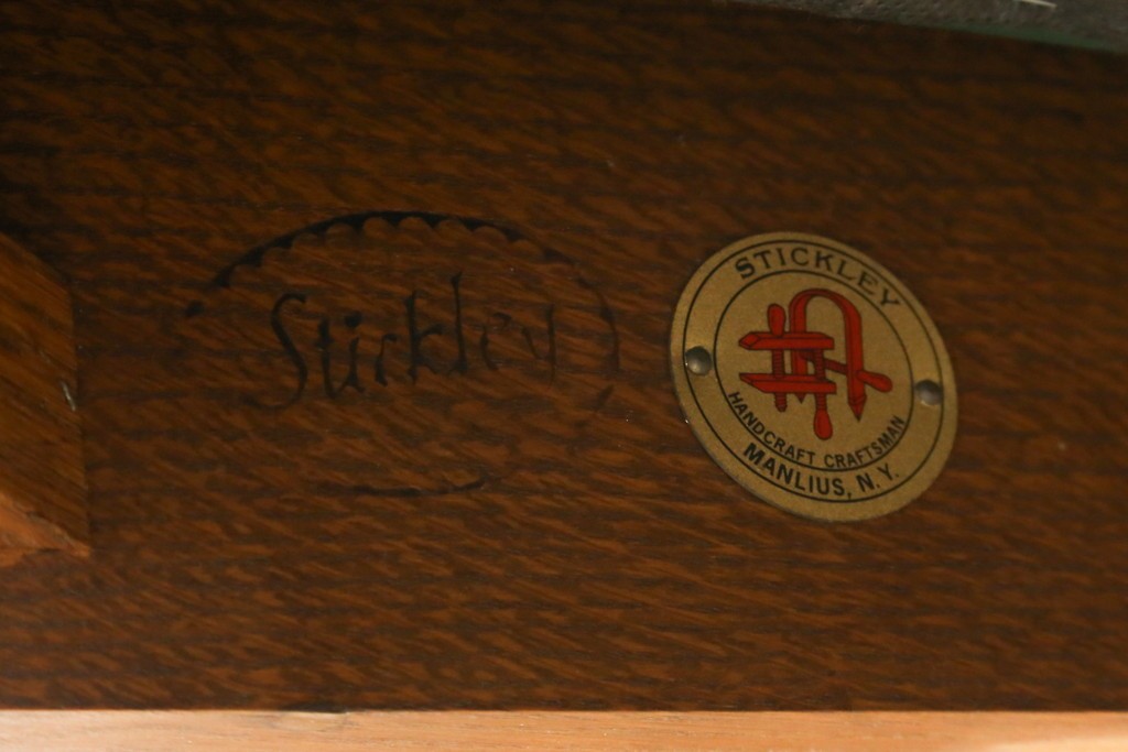 中古　美品!!　高級品　アメリカ　Stickley(スティックレー、スティックレイ)　オーク材　本革(レザー)　直線を基調とした縦格子が美しいデザインの2Pソファ　(R-083117)