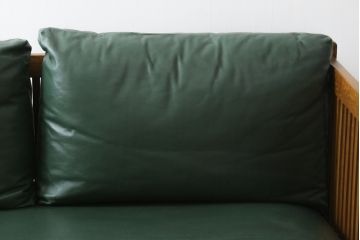 中古　美品!!　高級品　アメリカ　Stickley(スティックレー、スティックレイ)　オーク材　本革(レザー)　直線を基調とした縦格子が美しいデザインの2Pソファ(アームソファ、ラブソファ、二人掛け、2人掛け)(R-083117)