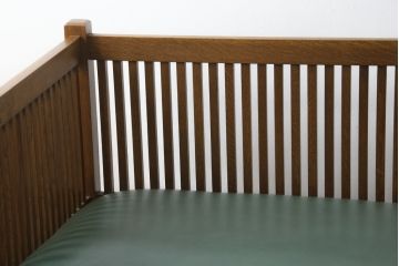 中古　美品!!　高級品　アメリカ　Stickley(スティックレー、スティックレイ)　オーク材　本革(レザー)　直線を基調とした縦格子が美しいデザインの2Pソファ(アームソファ、ラブソファ、二人掛け、2人掛け)(R-083117)