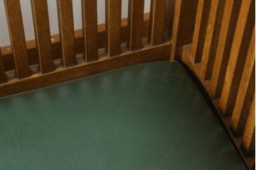 中古　美品!!　高級品　アメリカ　Stickley(スティックレー、スティックレイ)　オーク材　本革(レザー)　直線を基調とした縦格子が美しいデザインの2Pソファ(アームソファ、ラブソファ、二人掛け、2人掛け)(R-083117)