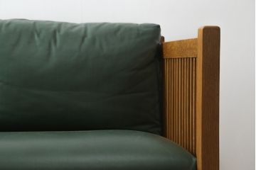 中古　美品!!　高級品　アメリカ　Stickley(スティックレー、スティックレイ)　オーク材　本革(レザー)　直線を基調とした縦格子が美しいデザインの2Pソファ(アームソファ、ラブソファ、二人掛け、2人掛け)(R-083117)