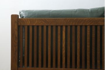 中古　美品!!　高級品　アメリカ　Stickley(スティックレー、スティックレイ)　オーク材　本革(レザー)　直線を基調とした縦格子が美しいデザインの2Pソファ(アームソファ、ラブソファ、二人掛け、2人掛け)(R-083117)