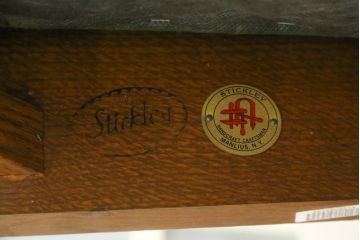 中古　美品!!　高級品　アメリカ　Stickley(スティックレー、スティックレイ)　オーク材　本革(レザー)　直線を基調とした縦格子が美しいデザインの2Pソファ(アームソファ、ラブソファ、二人掛け、2人掛け)(R-083117)