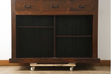 中古　超美品!!　三面欅(ケヤキ)材　格子戸　職人技が光る頑丈で丁寧な作りの水屋箪笥(キャビネット、食器棚、カップボード、収納棚、戸棚)(R-083120)