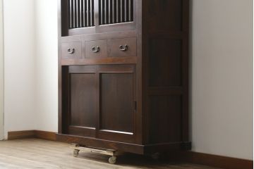 中古　超美品!!　三面欅(ケヤキ)材　格子戸　職人技が光る頑丈で丁寧な作りの水屋箪笥(キャビネット、食器棚、カップボード、収納棚、戸棚)(R-083120)
