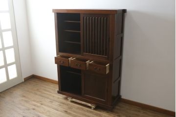 中古　超美品!!　三面欅(ケヤキ)材　格子戸　職人技が光る頑丈で丁寧な作りの水屋箪笥(キャビネット、食器棚、カップボード、収納棚、戸棚)(R-083120)