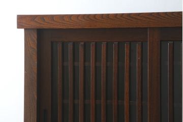 中古　超美品!!　三面欅(ケヤキ)材　格子戸　職人技が光る頑丈で丁寧な作りの水屋箪笥(キャビネット、食器棚、カップボード、収納棚、戸棚)(R-083120)