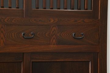 中古　超美品!!　三面欅(ケヤキ)材　格子戸　職人技が光る頑丈で丁寧な作りの水屋箪笥(キャビネット、食器棚、カップボード、収納棚、戸棚)(R-083120)