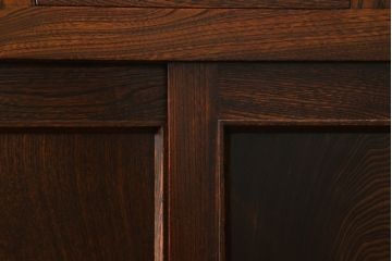 中古　超美品!!　三面欅(ケヤキ)材　格子戸　職人技が光る頑丈で丁寧な作りの水屋箪笥(キャビネット、食器棚、カップボード、収納棚、戸棚)(R-083120)