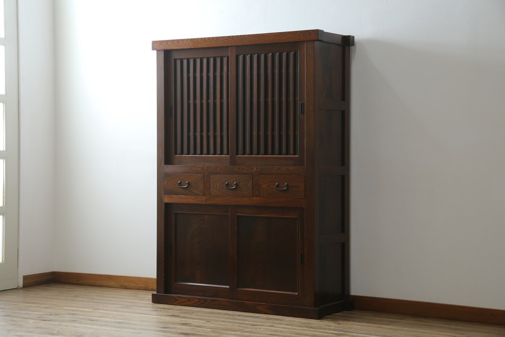 中古　超美品!!　三面欅(ケヤキ)材　格子戸　職人技が光る頑丈で丁寧な作りの水屋箪笥(キャビネット、食器棚、カップボード、収納棚、戸棚)(R-083120)