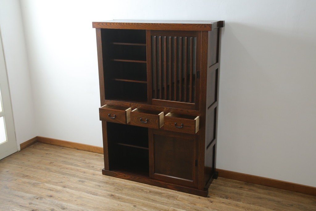 中古　超美品!!　三面欅(ケヤキ)材　格子戸　職人技が光る頑丈で丁寧な作りの水屋箪笥(キャビネット、食器棚、カップボード、収納棚、戸棚)(R-083120)