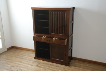 中古　超美品!!　三面欅(ケヤキ)材　格子戸　職人技が光る頑丈で丁寧な作りの水屋箪笥(キャビネット、食器棚、カップボード、収納棚、戸棚)(R-083120)