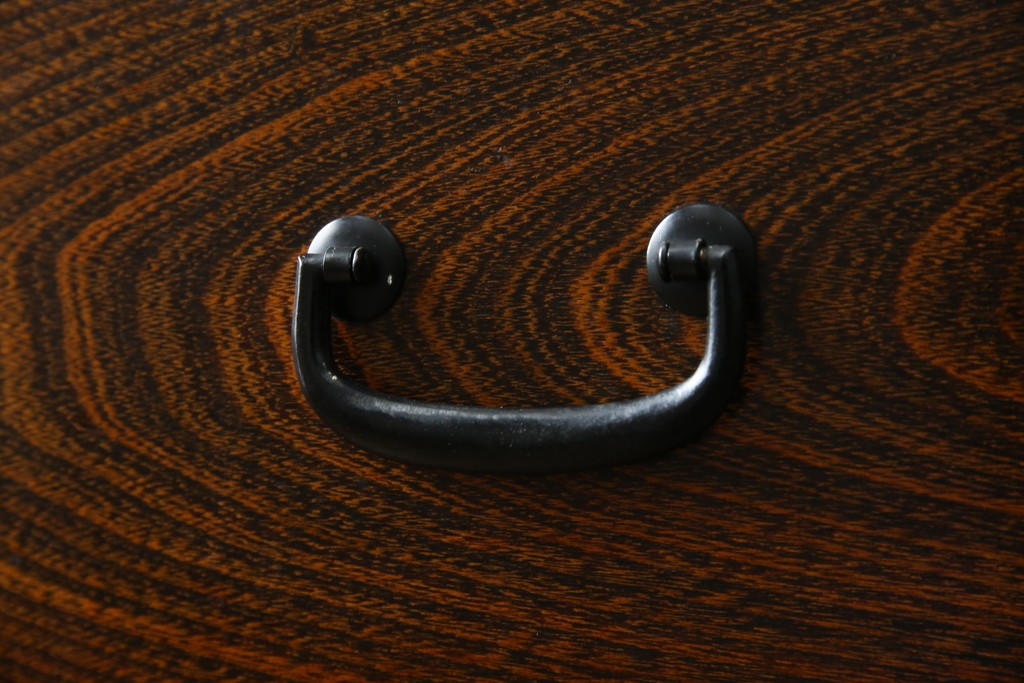 中古　超美品!!　三面欅(ケヤキ)材　格子戸　職人技が光る頑丈で丁寧な作りの水屋箪笥(キャビネット、食器棚、カップボード、収納棚、戸棚)(R-083120)