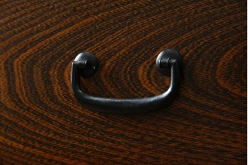 中古　超美品!!　三面欅(ケヤキ)材　格子戸　職人技が光る頑丈で丁寧な作りの水屋箪笥(キャビネット、食器棚、カップボード、収納棚、戸棚)(R-083120)