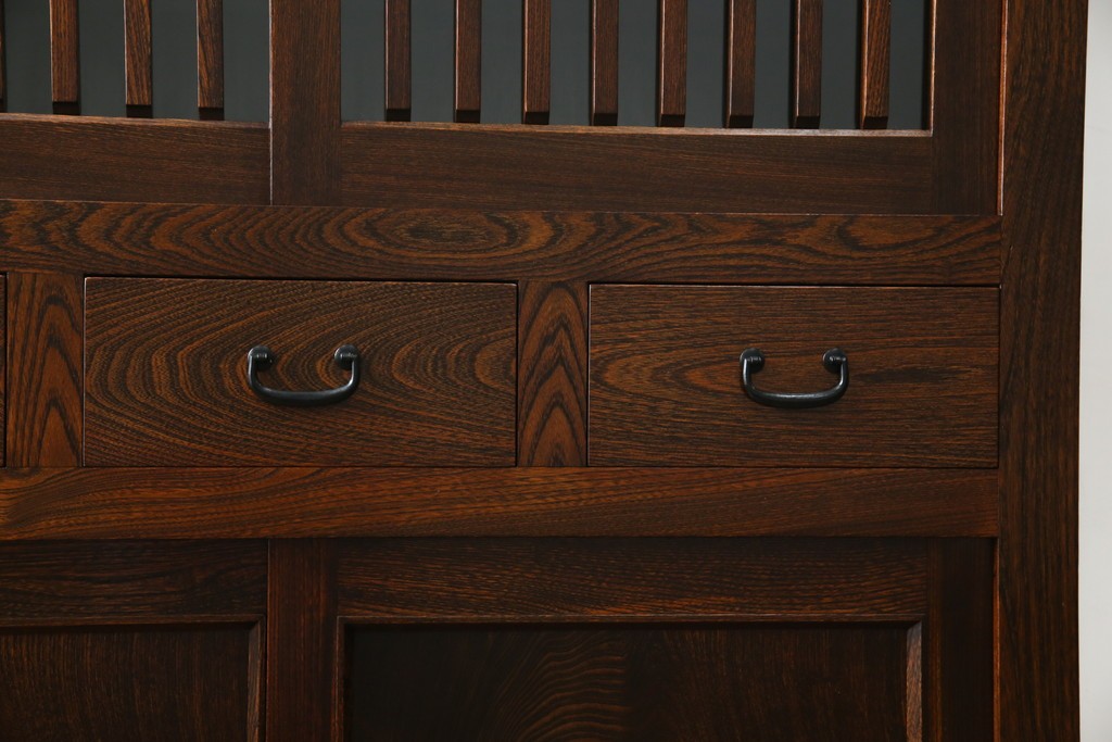 中古　超美品!!　三面欅(ケヤキ)材　格子戸　職人技が光る頑丈で丁寧な作りの水屋箪笥(キャビネット、食器棚、カップボード、収納棚、戸棚)(R-083120)