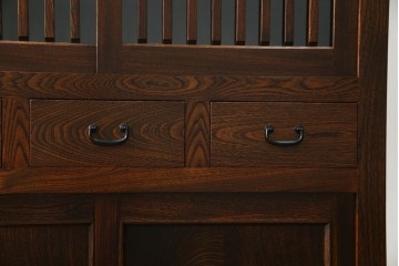 中古　超美品!!　三面欅(ケヤキ)材　格子戸　職人技が光る頑丈で丁寧な作りの水屋箪笥(キャビネット、食器棚、カップボード、収納棚、戸棚)(R-083120)