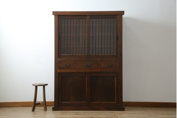 中古　超美品!!　三面欅(ケヤキ)材　格子戸　職人技が光る頑丈で丁寧な作りの水屋箪笥(キャビネット、食器棚、カップボード、収納棚、戸棚)(R-083120)