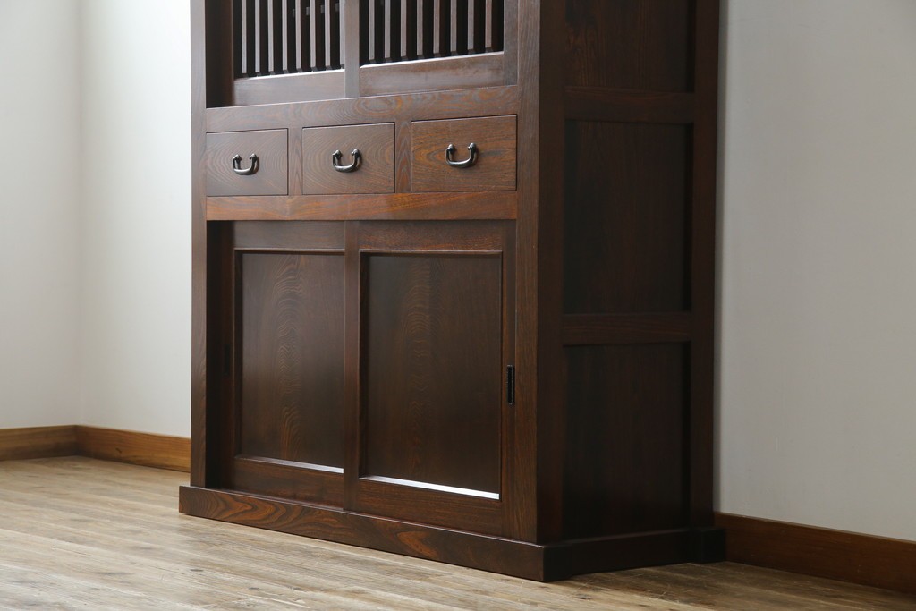 中古　超美品!!　三面欅(ケヤキ)材　格子戸　職人技が光る頑丈で丁寧な作りの水屋箪笥(キャビネット、食器棚、カップボード、収納棚、戸棚)(R-083120)