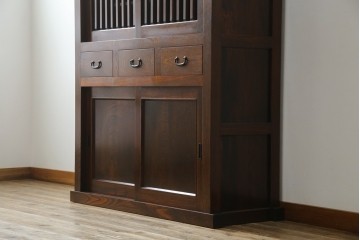 中古　超美品!!　三面欅(ケヤキ)材　格子戸　職人技が光る頑丈で丁寧な作りの水屋箪笥(キャビネット、食器棚、カップボード、収納棚、戸棚)(R-083120)