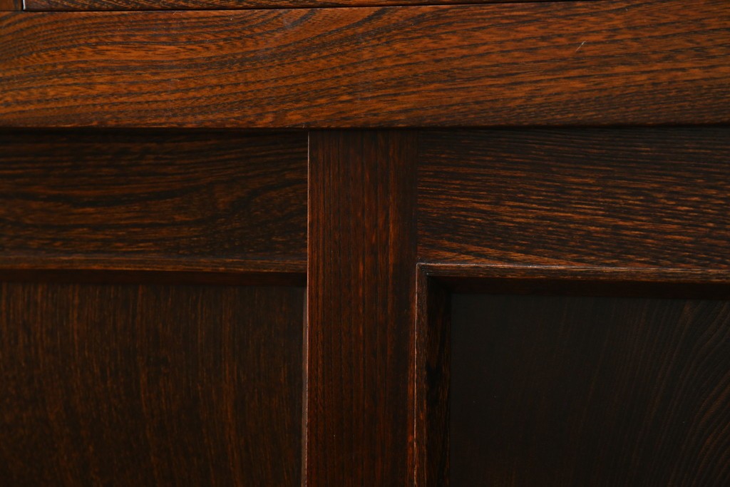 中古　超美品!!　三面欅(ケヤキ)材　格子戸　職人技が光る頑丈で丁寧な作りの水屋箪笥(キャビネット、食器棚、カップボード、収納棚、戸棚)(R-083120)