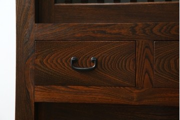 中古　超美品!!　三面欅(ケヤキ)材　格子戸　職人技が光る頑丈で丁寧な作りの水屋箪笥(キャビネット、食器棚、カップボード、収納棚、戸棚)(R-083120)