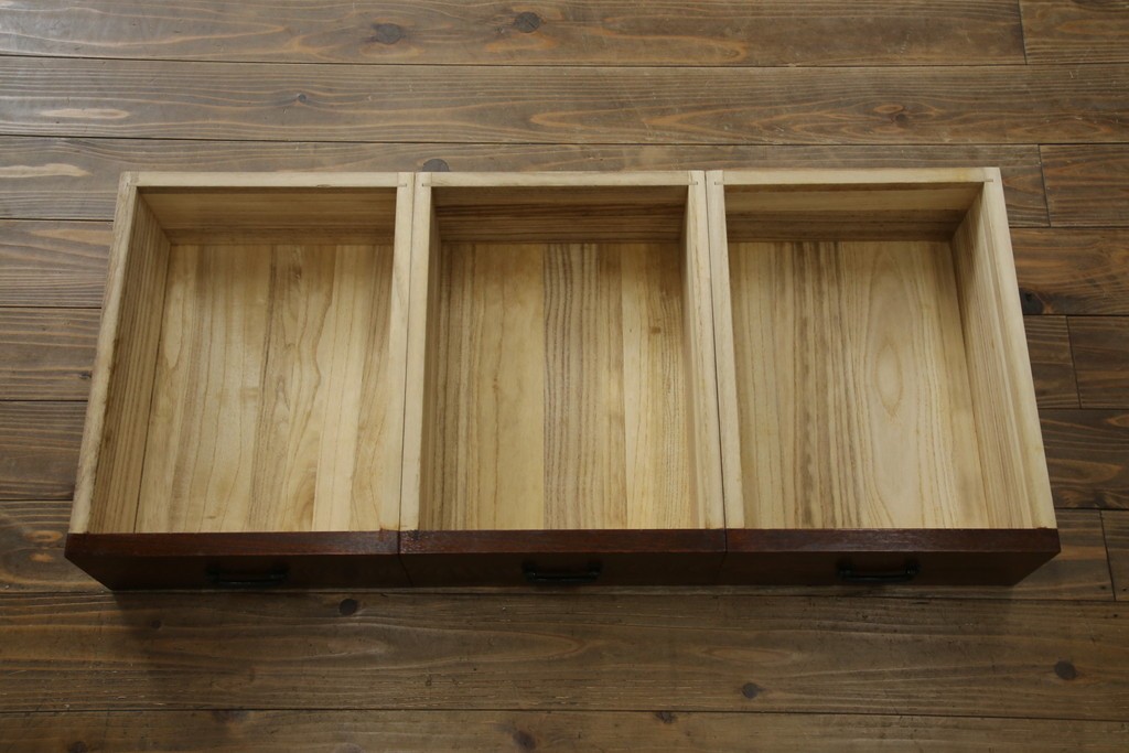 中古　超美品!!　三面欅(ケヤキ)材　格子戸　職人技が光る頑丈で丁寧な作りの水屋箪笥(キャビネット、食器棚、カップボード、収納棚、戸棚)(R-083120)