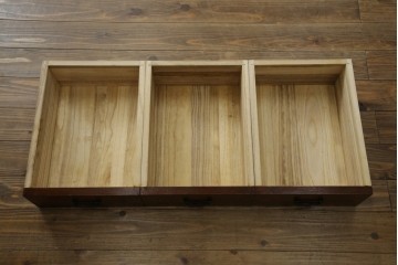 中古　超美品!!　三面欅(ケヤキ)材　格子戸　職人技が光る頑丈で丁寧な作りの水屋箪笥(キャビネット、食器棚、カップボード、収納棚、戸棚)(R-083120)