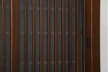 中古　超美品!!　三面欅(ケヤキ)材　格子戸　職人技が光る頑丈で丁寧な作りの水屋箪笥(キャビネット、食器棚、カップボード、収納棚、戸棚)(R-083120)