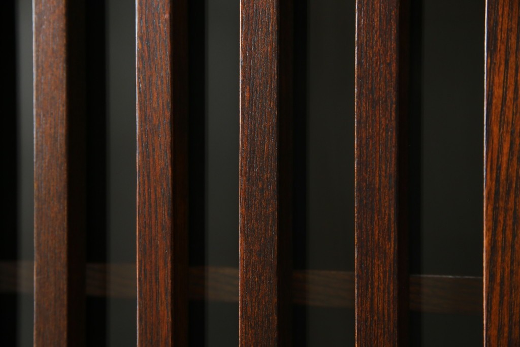 中古　超美品!!　三面欅(ケヤキ)材　格子戸　職人技が光る頑丈で丁寧な作りの水屋箪笥(キャビネット、食器棚、カップボード、収納棚、戸棚)(R-083120)