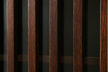 中古　超美品!!　三面欅(ケヤキ)材　格子戸　職人技が光る頑丈で丁寧な作りの水屋箪笥(キャビネット、食器棚、カップボード、収納棚、戸棚)(R-083120)