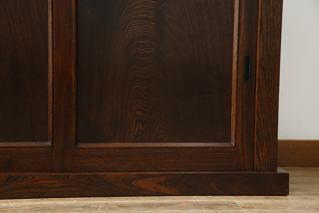 中古　超美品!!　三面欅(ケヤキ)材　格子戸　職人技が光る頑丈で丁寧な作りの水屋箪笥(キャビネット、食器棚、カップボード、収納棚、戸棚)(R-083120)