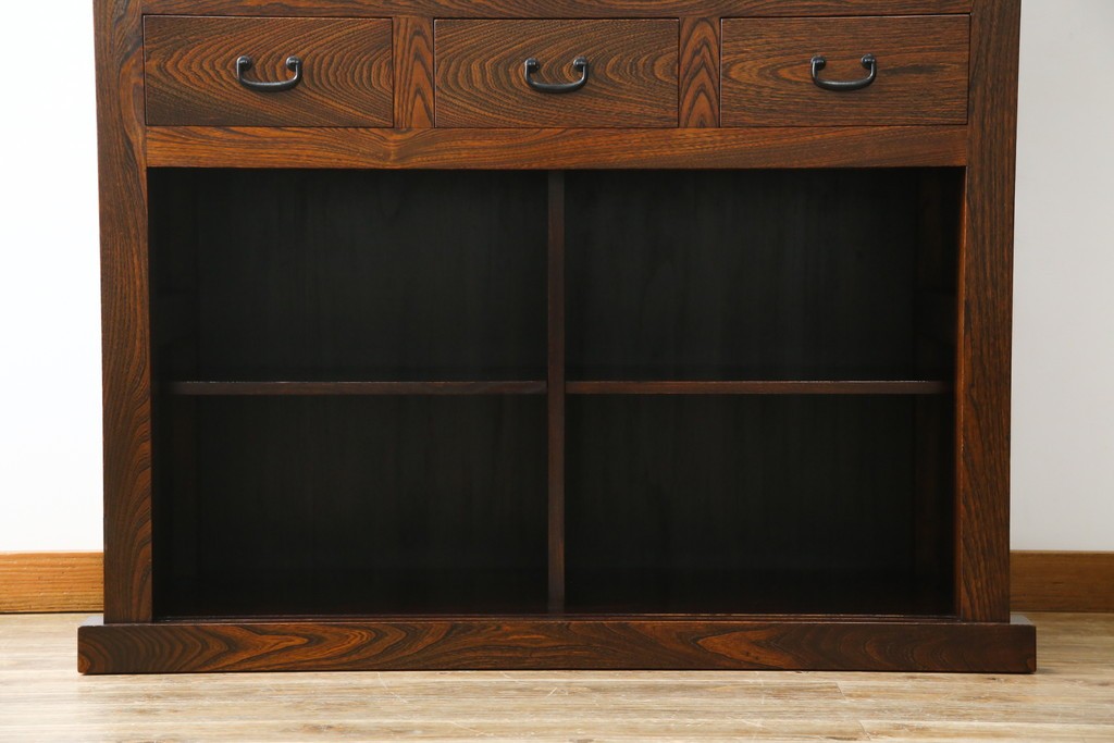 中古　超美品!!　三面欅(ケヤキ)材　格子戸　職人技が光る頑丈で丁寧な作りの水屋箪笥(キャビネット、食器棚、カップボード、収納棚、戸棚)(R-083120)