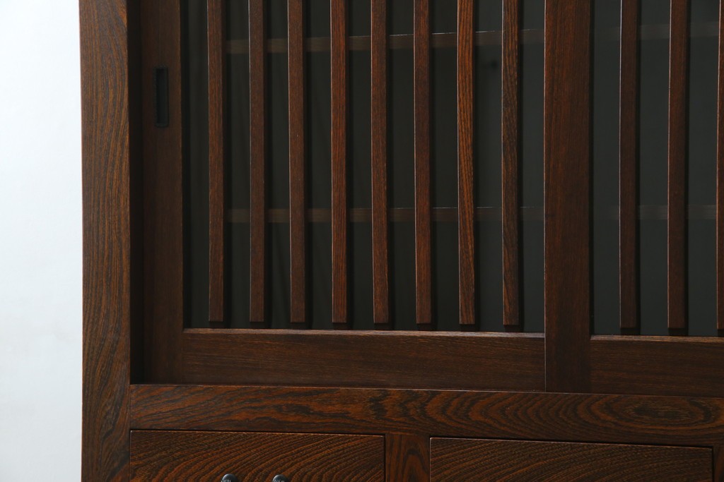 中古　超美品!!　三面欅(ケヤキ)材　格子戸　職人技が光る頑丈で丁寧な作りの水屋箪笥(キャビネット、食器棚、カップボード、収納棚、戸棚)(R-083120)