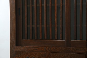 中古　超美品!!　三面欅(ケヤキ)材　格子戸　職人技が光る頑丈で丁寧な作りの水屋箪笥(キャビネット、食器棚、カップボード、収納棚、戸棚)(R-083120)