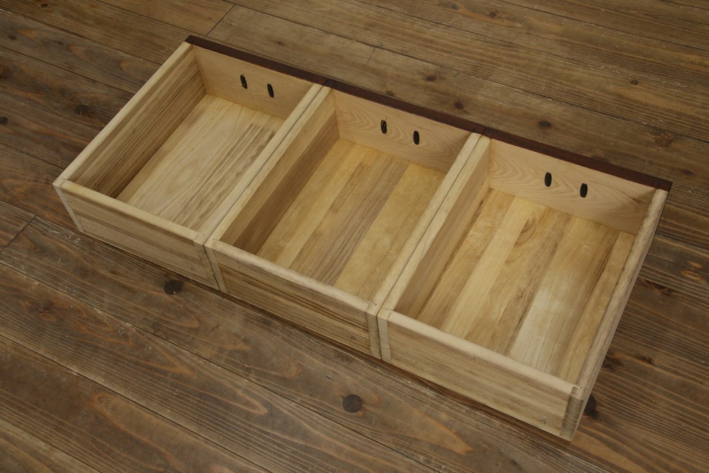 中古　超美品!!　三面欅(ケヤキ)材　格子戸　職人技が光る頑丈で丁寧な作りの水屋箪笥(キャビネット、食器棚、カップボード、収納棚、戸棚)(R-083120)