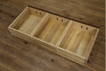 中古　超美品!!　三面欅(ケヤキ)材　格子戸　職人技が光る頑丈で丁寧な作りの水屋箪笥(キャビネット、食器棚、カップボード、収納棚、戸棚)(R-083120)