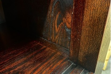 中古　超美品!!　三面欅(ケヤキ)材　格子戸　職人技が光る頑丈で丁寧な作りの水屋箪笥(キャビネット、食器棚、カップボード、収納棚、戸棚)(R-083120)