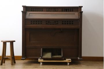 ジャンク品　和製アンティーク　昭和初期　YAMAHA(山葉・ヤマハ)　クラシカルなデザインが目を引く上質な楢(ナラ)材のオルガン(オブジェ、ディスプレイ)(R-083123)