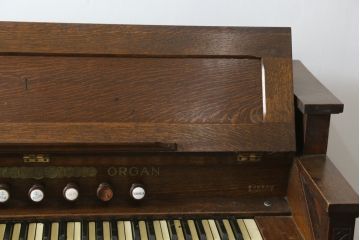 ジャンク品　和製アンティーク　昭和初期　YAMAHA(山葉・ヤマハ)　クラシカルなデザインが目を引く上質な楢(ナラ)材のオルガン(オブジェ、ディスプレイ)(R-083123)