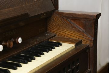 ジャンク品　和製アンティーク　昭和初期　YAMAHA(山葉・ヤマハ)　クラシカルなデザインが目を引く上質な楢(ナラ)材のオルガン(オブジェ、ディスプレイ)(R-083123)