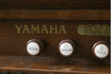 ジャンク品　和製アンティーク　昭和初期　YAMAHA(山葉・ヤマハ)　クラシカルなデザインが目を引く上質な楢(ナラ)材のオルガン(オブジェ、ディスプレイ)(R-083123)