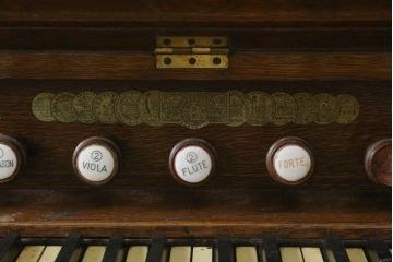 ジャンク品　和製アンティーク　昭和初期　YAMAHA(山葉・ヤマハ)　クラシカルなデザインが目を引く上質な楢(ナラ)材のオルガン(オブジェ、ディスプレイ)(R-083123)