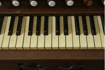 ジャンク品　和製アンティーク　昭和初期　YAMAHA(山葉・ヤマハ)　クラシカルなデザインが目を引く上質な楢(ナラ)材のオルガン(オブジェ、ディスプレイ)(R-083123)