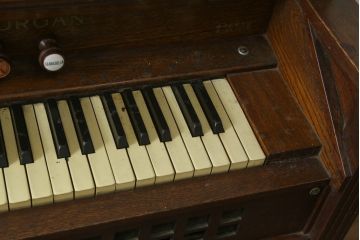 ジャンク品　和製アンティーク　昭和初期　YAMAHA(山葉・ヤマハ)　クラシカルなデザインが目を引く上質な楢(ナラ)材のオルガン(オブジェ、ディスプレイ)(R-083123)