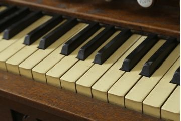 ジャンク品　和製アンティーク　昭和初期　YAMAHA(山葉・ヤマハ)　クラシカルなデザインが目を引く上質な楢(ナラ)材のオルガン(オブジェ、ディスプレイ)(R-083123)