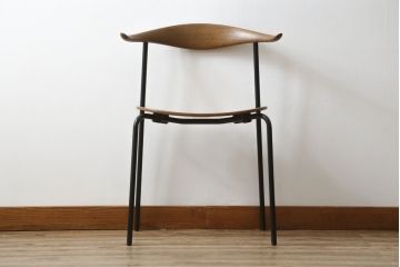 中古　美品　北欧家具　老舗家具メーカー CARL HANSEN & SON(カール・ハンセン&サン)　ハンス J. ウェグナー(HANS J. WEGNER)デザイン　CH88P　洗練されたデザインが目を引くチェア(ダイニングチェア、アームレスチェア、オフィスチェア、板座チェア、イス、椅子)(R-083124)